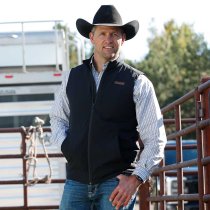 Men’s outerwear from Ariat, Cinch & Outback Trading — softshell jackets, vests & winter coats.