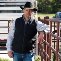 Men’s outerwear from Ariat, Cinch & Outback Trading — softshell jackets, vests & winter coats.